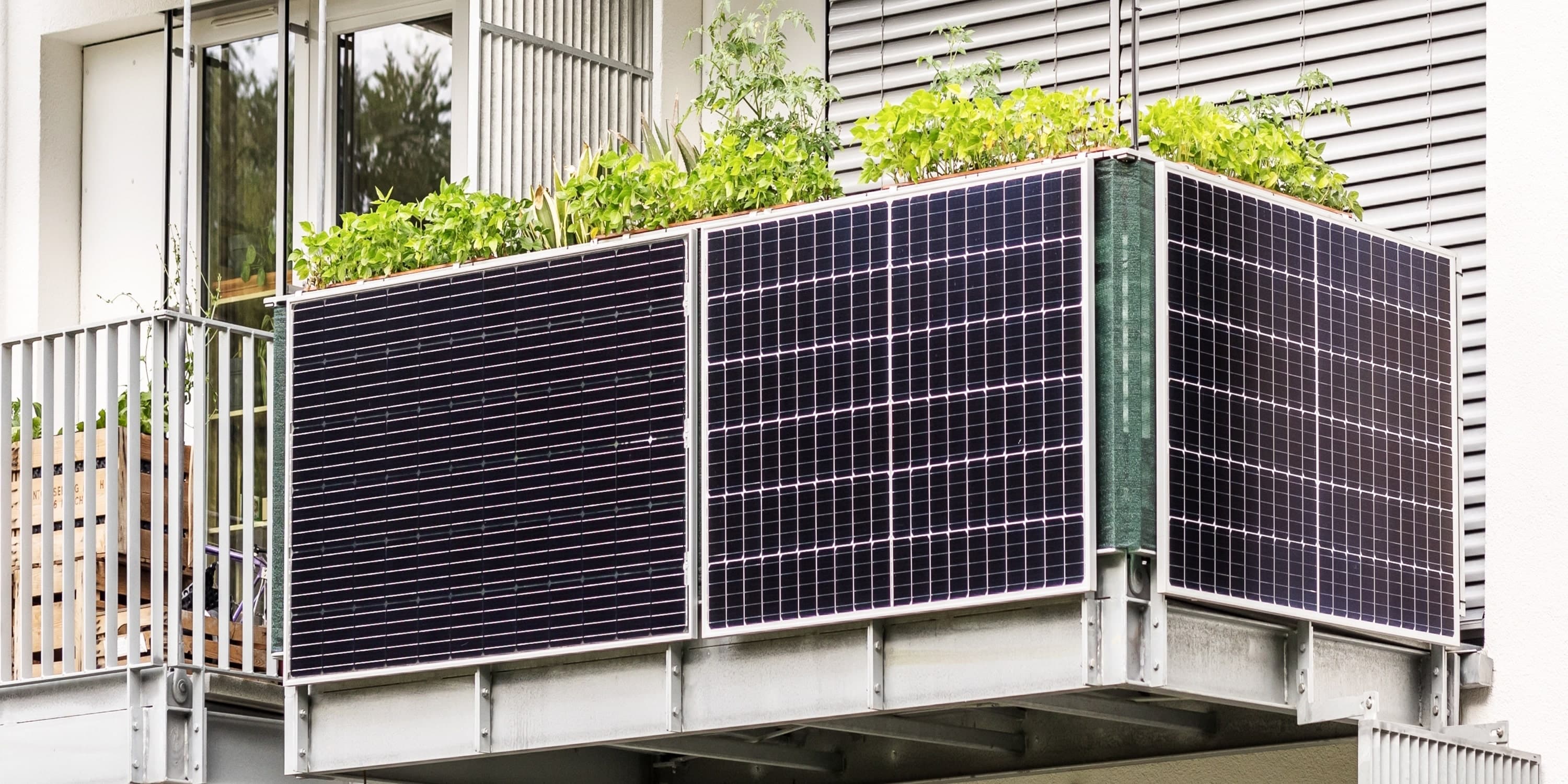 How to safely connect your plug & play solar panels and batteries
